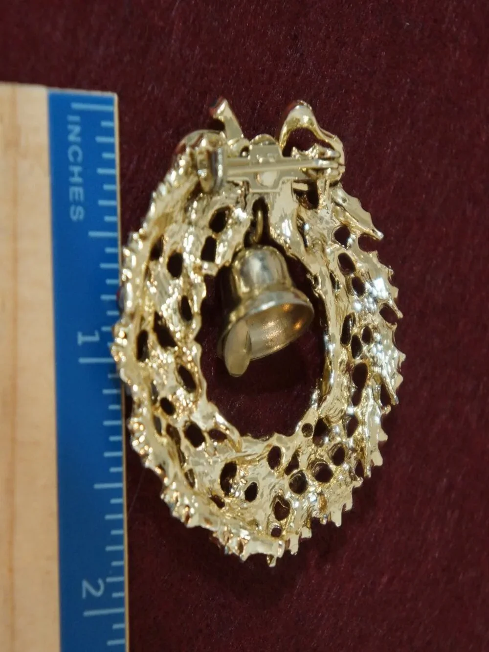 VTG Gold Christmas Wreath Brooch Pin with Bell